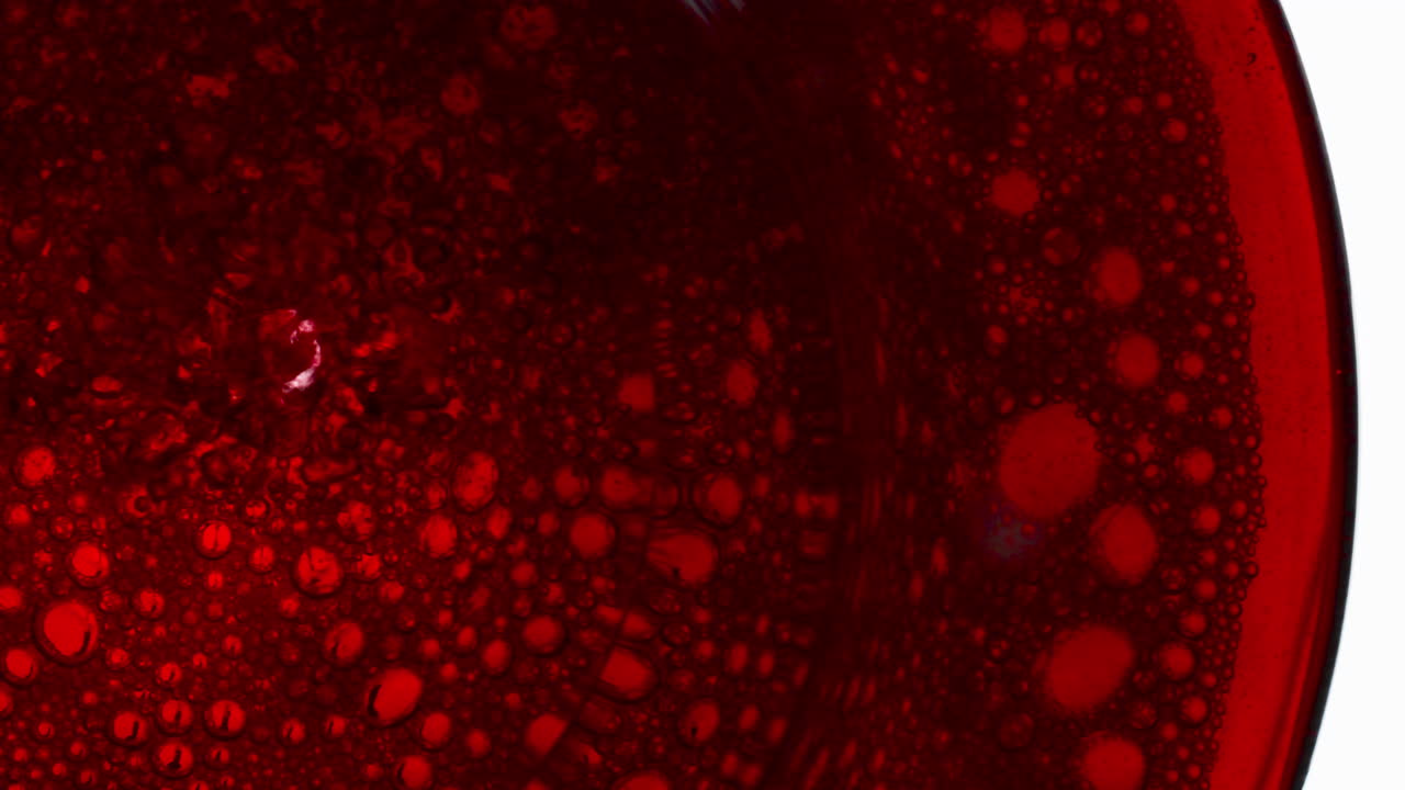 클로즈업 (close-up) - 카베르네 (cabernet) 와 알코올 음료 (alcoholic liquor) 를 는 용기.