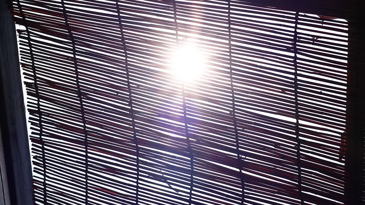 빛이 슬래트 지붕 구조를 통해 필터링됩니다.