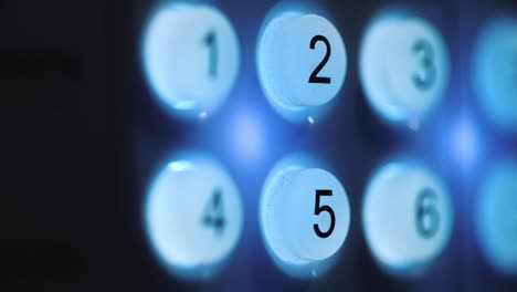 fotografía de primer plano de una persona que ingresa un código pin en un teclado retroiluminado