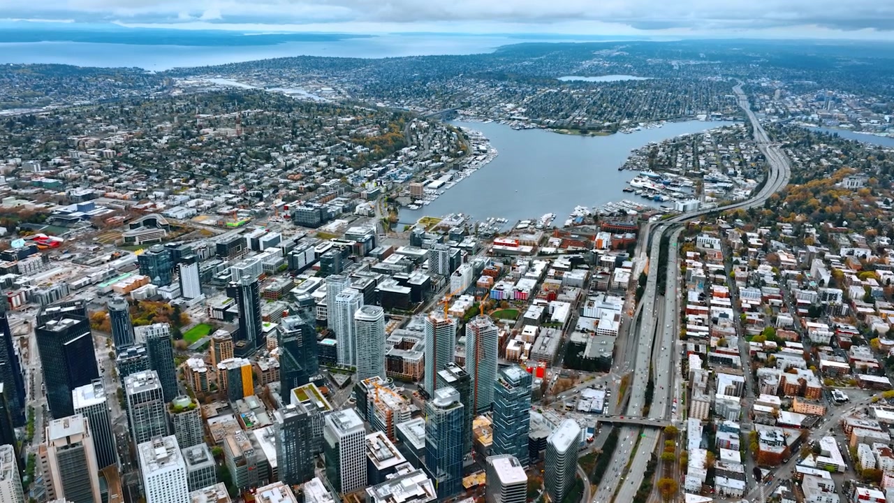 Immenso paesaggio di una moderna metropoli con il lago al centro. Prospettiva aerea su Seattle, Stato di Washington, USA