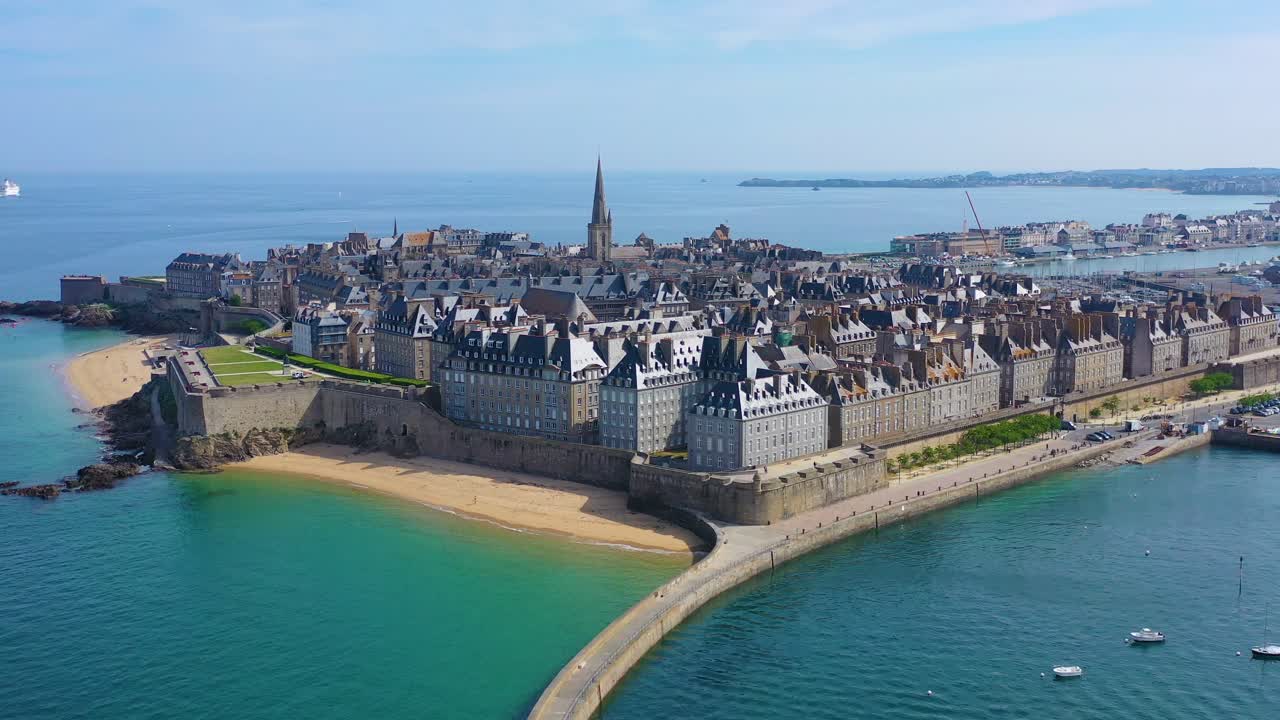 hermosa antena de saint malo francia con rompeolas y muelle 1