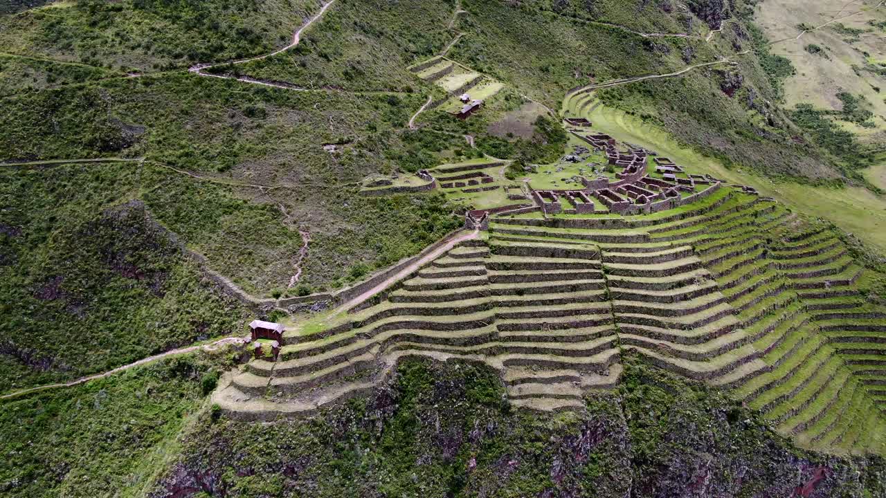 estructuras de piedra en la cima de una colina con terrazas en ruinas incas, valle sagrado, cusco peru