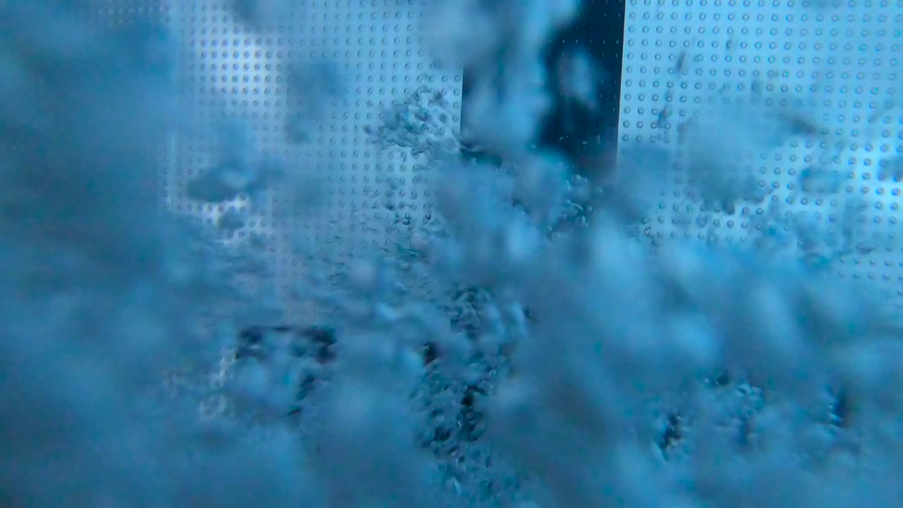 남자가 수영장에서 발판을 내려다보고 수영장으로 뛰어내리고 있다