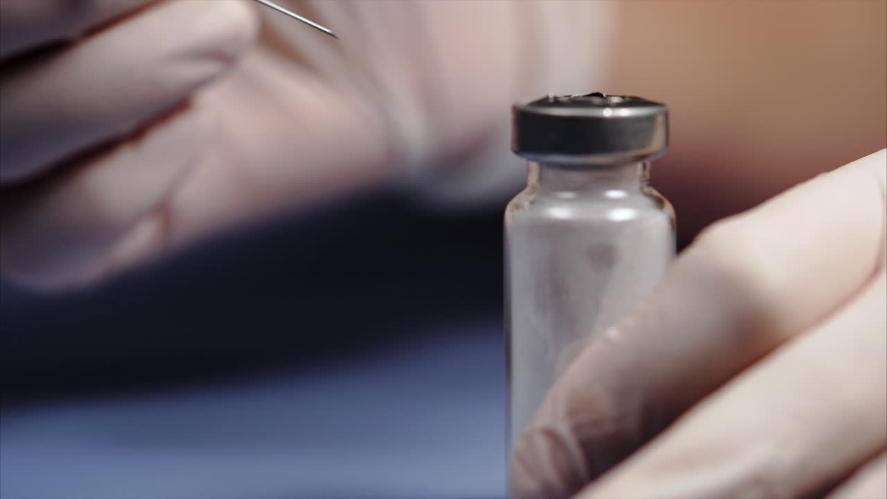 백신 주사를 준비하는 것