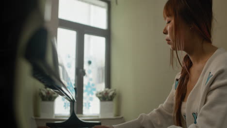 Mujer-Tocando-El-Piano-En-Casa-En-Un-Ambiente-Cálido-Y-Acogedor