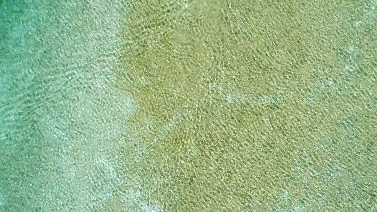 vista aérea de una mujer en kayak en un lago 4k