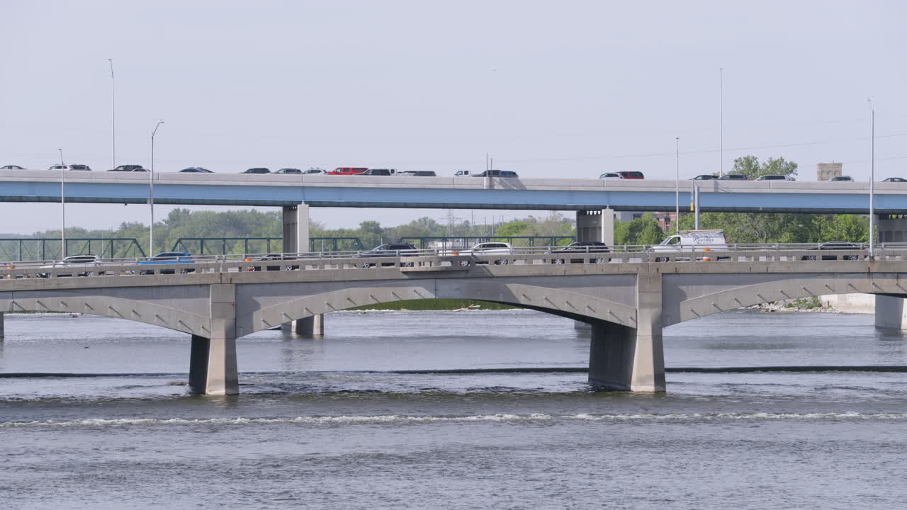 강을 가로지르는 교통량이 많은 다리