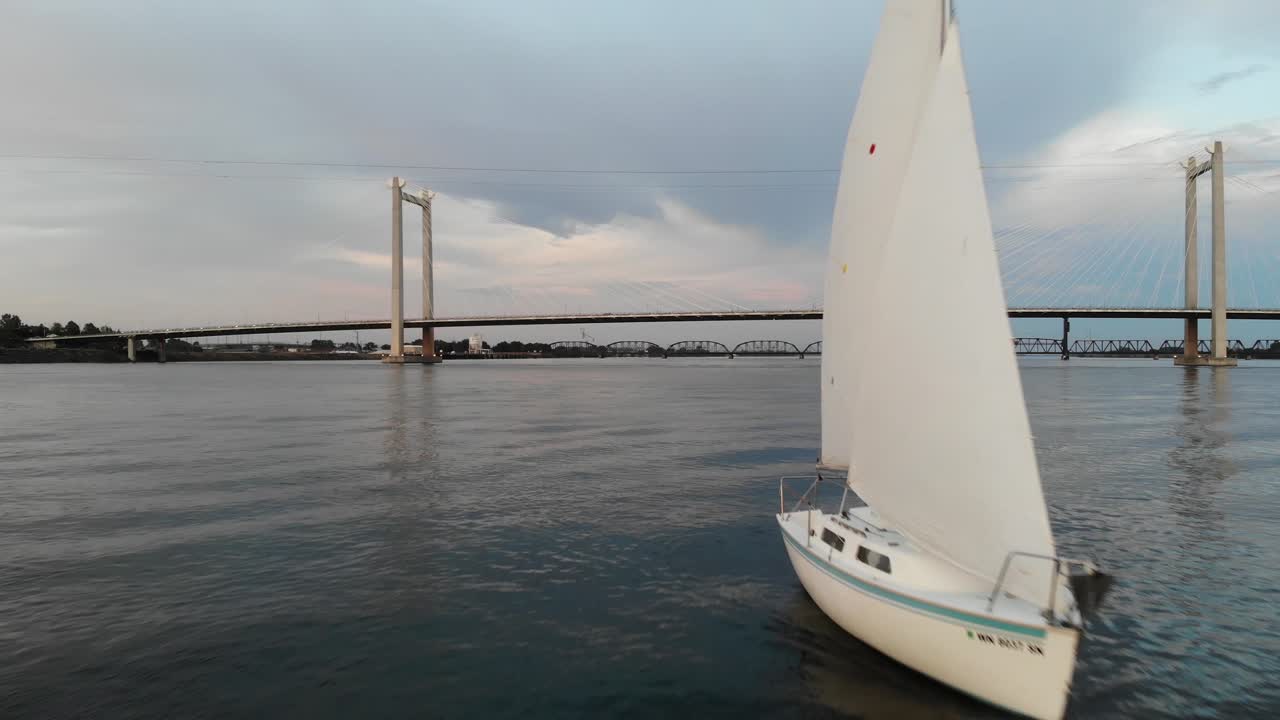 toma aérea de un velero tradicional en el río columbia superior