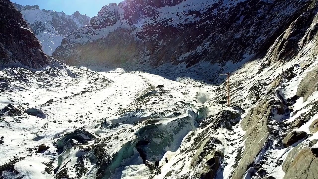 Ghiacciaio Mer de Glace, vista aerea. Valle glaciale con ghiaccio e rocce. Vista panoramica del ghiacciaio più grande della Francia. Chamonix-Monte Bianco. Alpi francesi