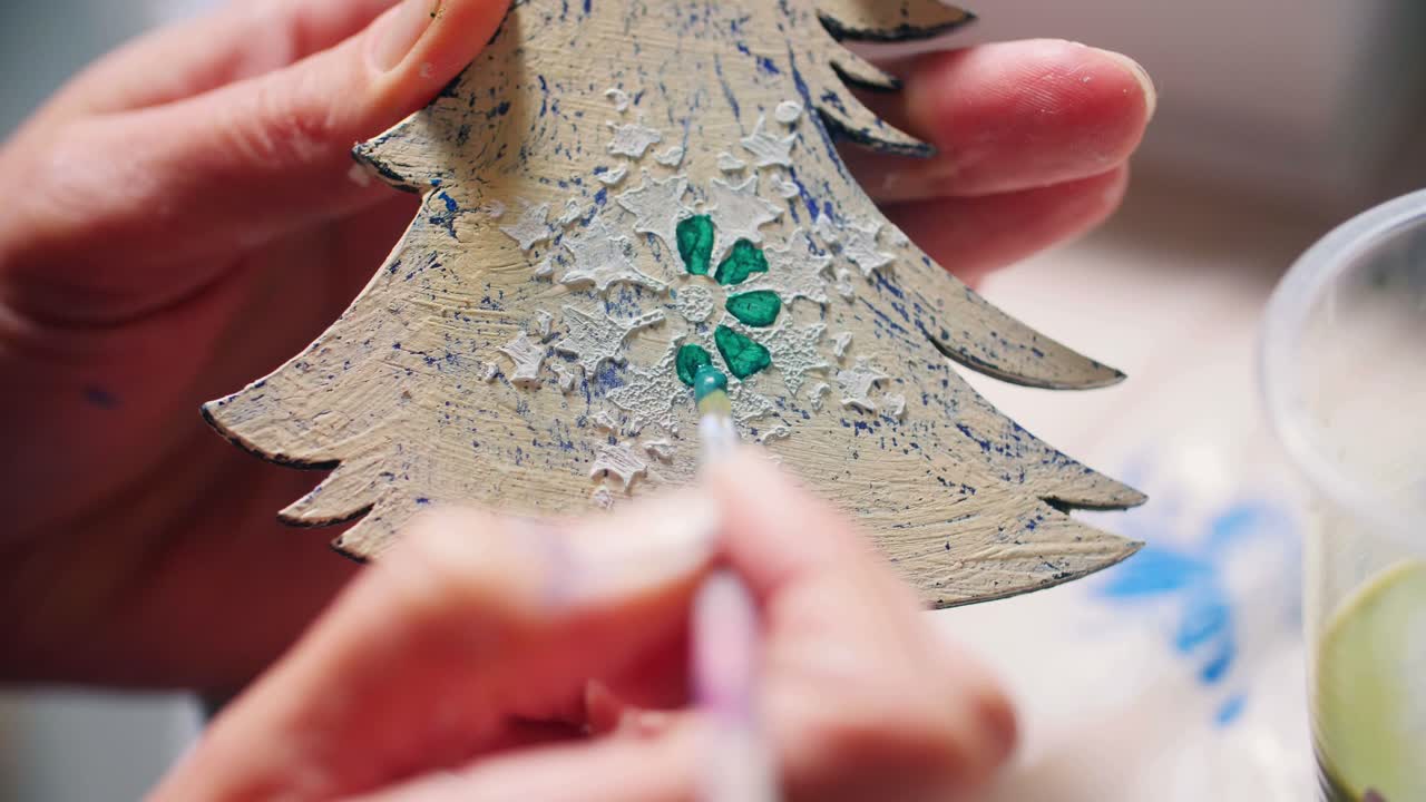 Hand Painting a Christmas Tree Ornament