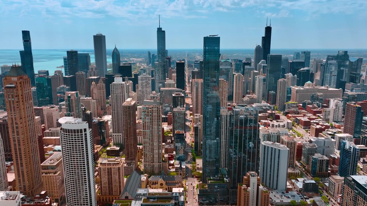 Riprese nel suggestivo centro di Chicago, Illinois, USA. Drone che vola lentamente sopra gli edifici alti e i grattacieli della città durante il giorno