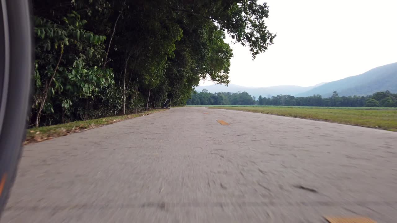 먼 곳 의 산 들 과 함께 콘크리트 길 을 타고 내려가는 것