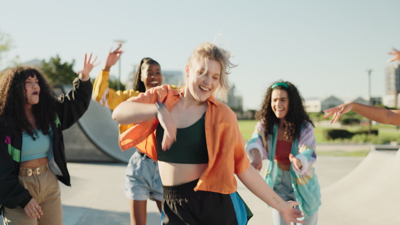 счастливая женщина, на открытом воздухе или люди танцуют с бедрами