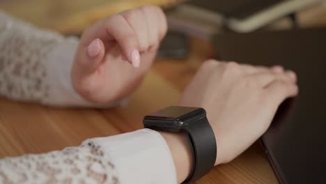mujer usando un reloj inteligente