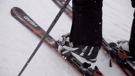 cámara lenta: se lanza un par de esquís sobre un terreno nevado plano dedicado a la práctica de deportes de invierno