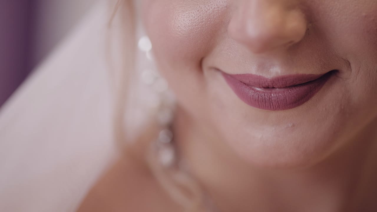 hermosa y encantadora novia. foto de cerca de los labios de la novia. mañana de la boda