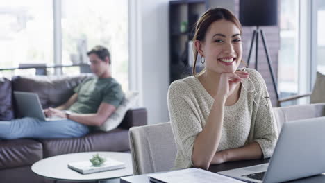 Freelance,-Mujer-Y-Laptop-Para-Trabajo-Remoto.