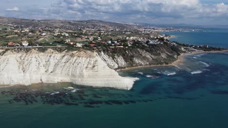 vista aérea lejana de una costa con acantilados blancos y escalones de piedra caliza en agrigento