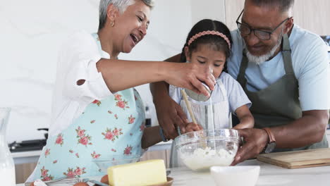 Abuelos-Birraciales-Y-Su-Joven-Nieta-Hornean-Juntos-En-Una-Cocina.