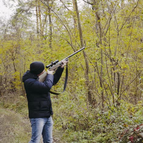 cazador con un rifle de caza