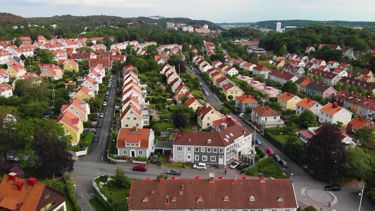 Luftfoto af maleriske huse i den svenske paradisdel af Göteborg kaldet Örgryte i Sverige-3