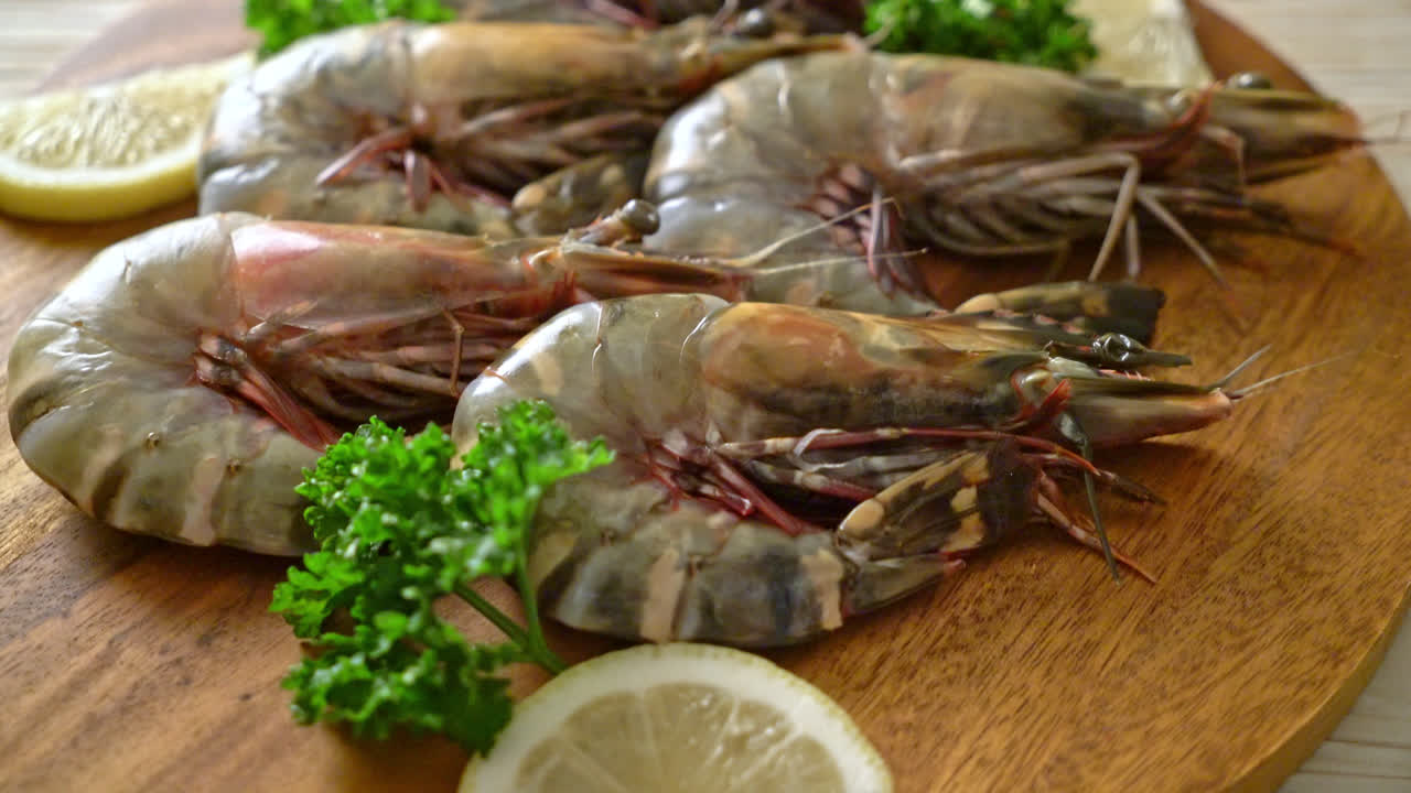 나무 판자에 신선한 타이거 새우 또는 새우