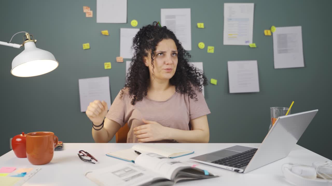 estudiante mujer maloliente.