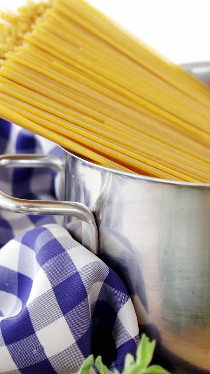Spaghetti crudi con ingredienti