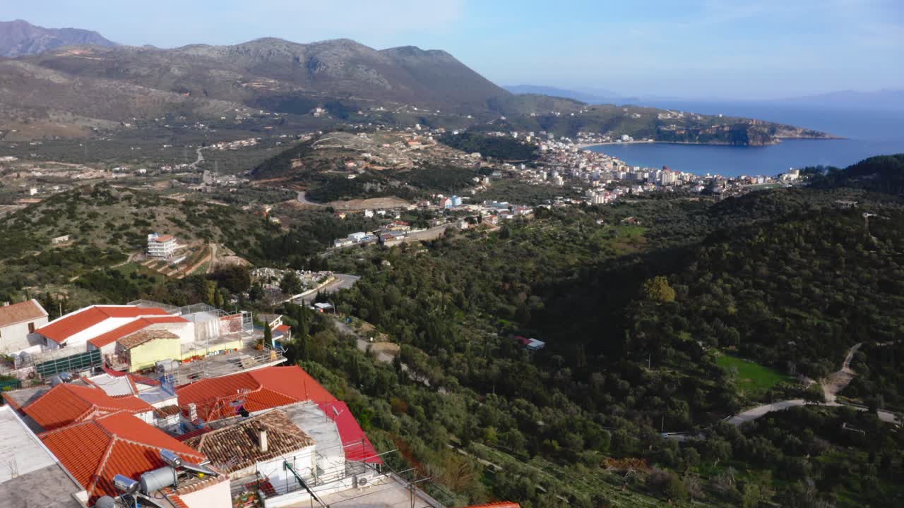 배경에 구시 가지와 도시의 주택 옥상