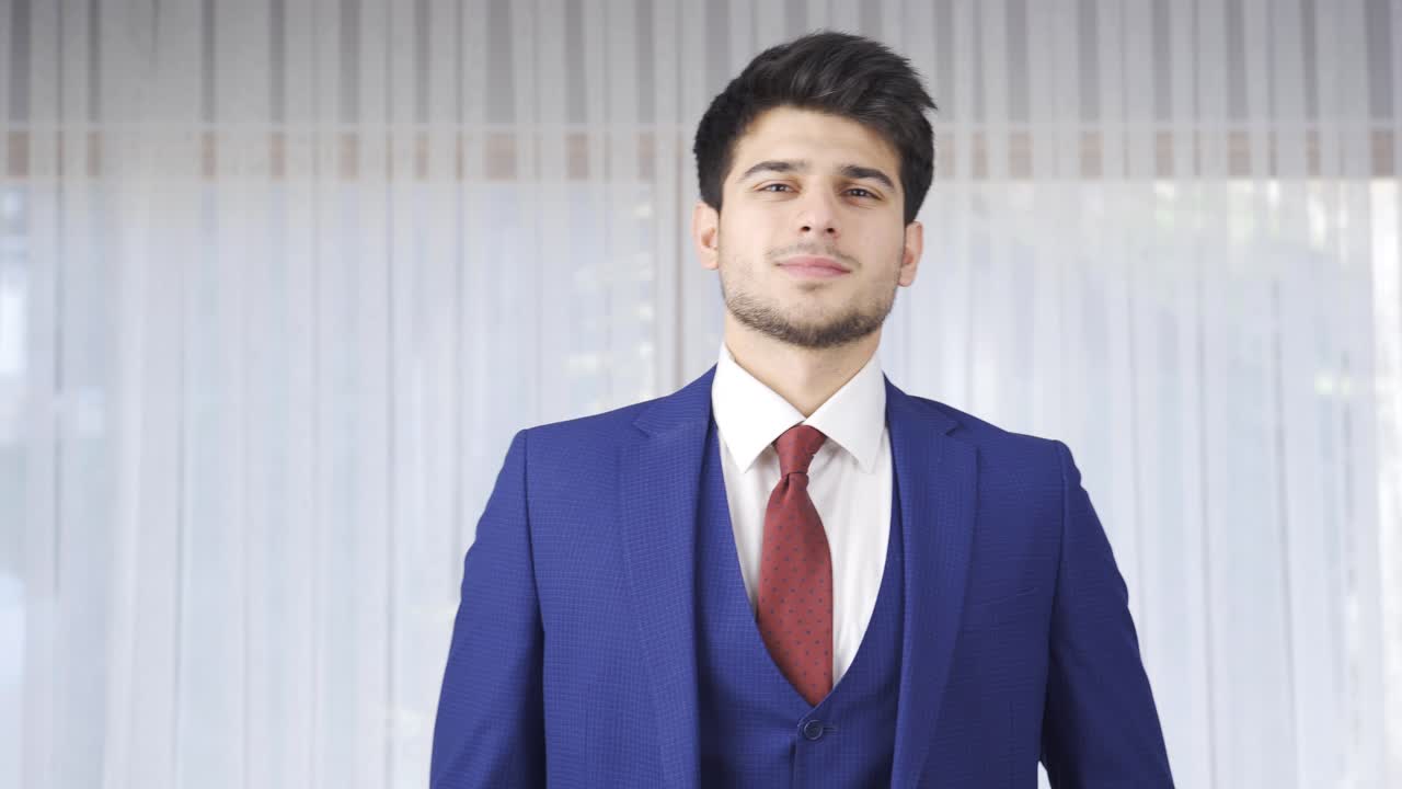 y un joven emprendedor exitoso y inteligente mirando a la cámara.