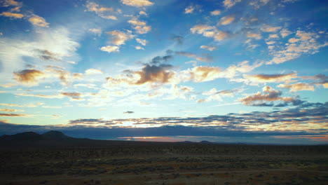 hermosamente colorido vuelo matutino sobre el árido paisaje del desierto de mojave - vista aérea deslizante