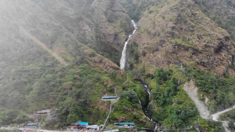 pequeño pueblo bajo la cascada de syange dentro de la caminata de annapurna en el centro de nepal