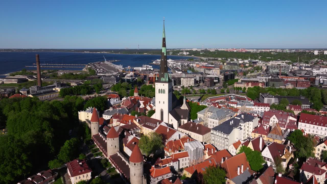 la toma de un dron al revés revela las paredes de tallin, estonia - la iglesia de san olaf