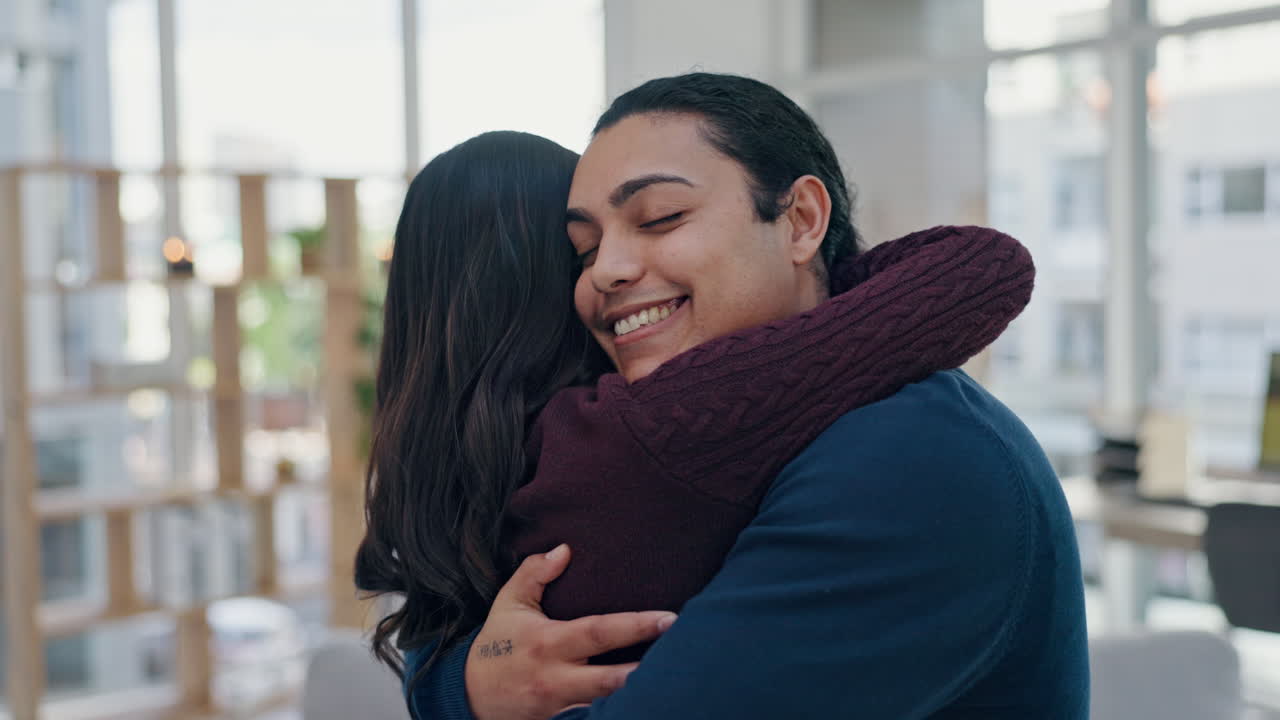 amor, sonrisa o abrazo de pareja feliz en la vida en casa