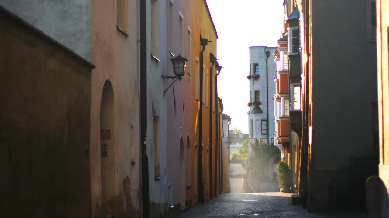오스트리아 티롤에 있는 홀의 구시가에서 일몰