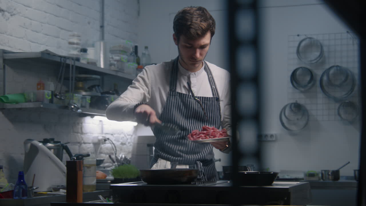 chef preparando comida en una cocina