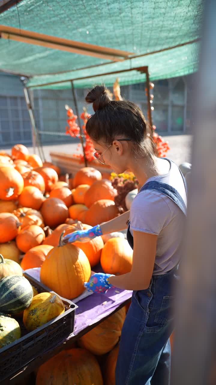 농부 시장 에서 호박 을 구입 하는 소녀