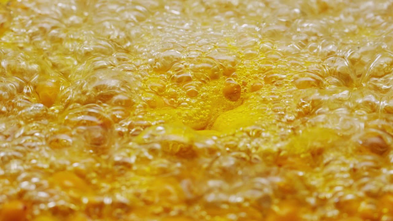 해바라기 건강한 베리 차 음료, 유리 항아리 및 잎을 가진 가지에 얼어붙은 익은 베리 어두운 나무 농촌 배경에  뷰, 피부, 심장, 혈관 및 면역 체계에 훌륭합니다.