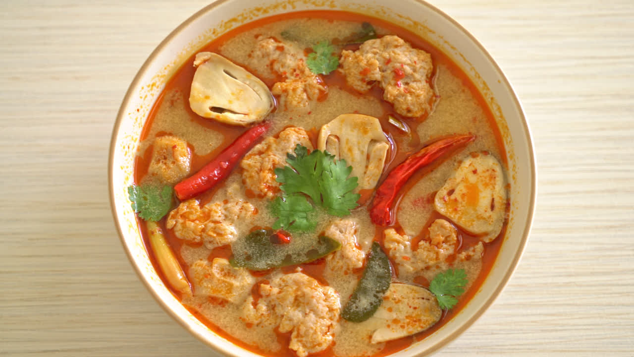 sopa de cerdo hervida picante con champiñones - tom yum - estilo de comida asiática