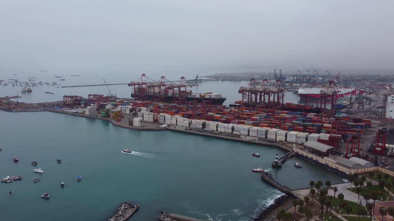 video de drone del puerto de callao, perú