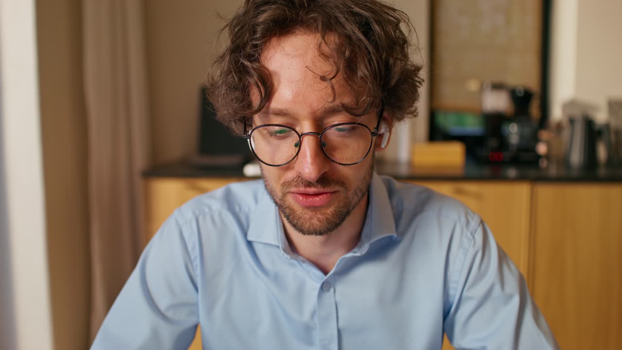 Uomo in videochiamata