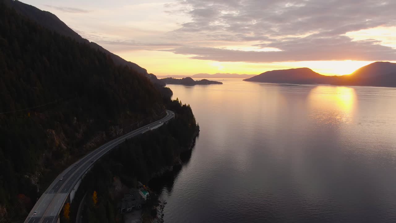 Jalan Raya Sea to Sky di Howe Sound dekat Teluk Horseshoe, Vancouver Barat, British Columbia, Kanada