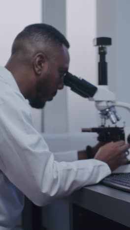 científico usando el microscopio en el laboratorio