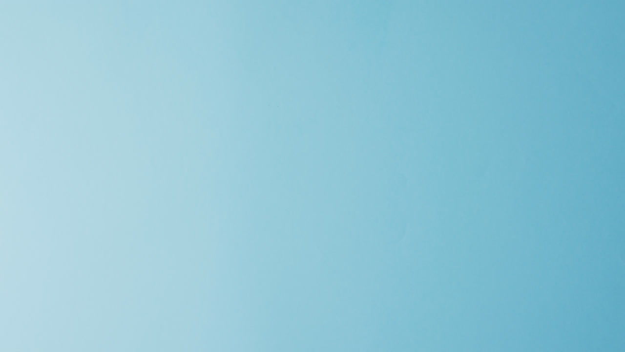 video de una mujer biracial sosteniendo un dibujo de pulmones sobre un fondo azul