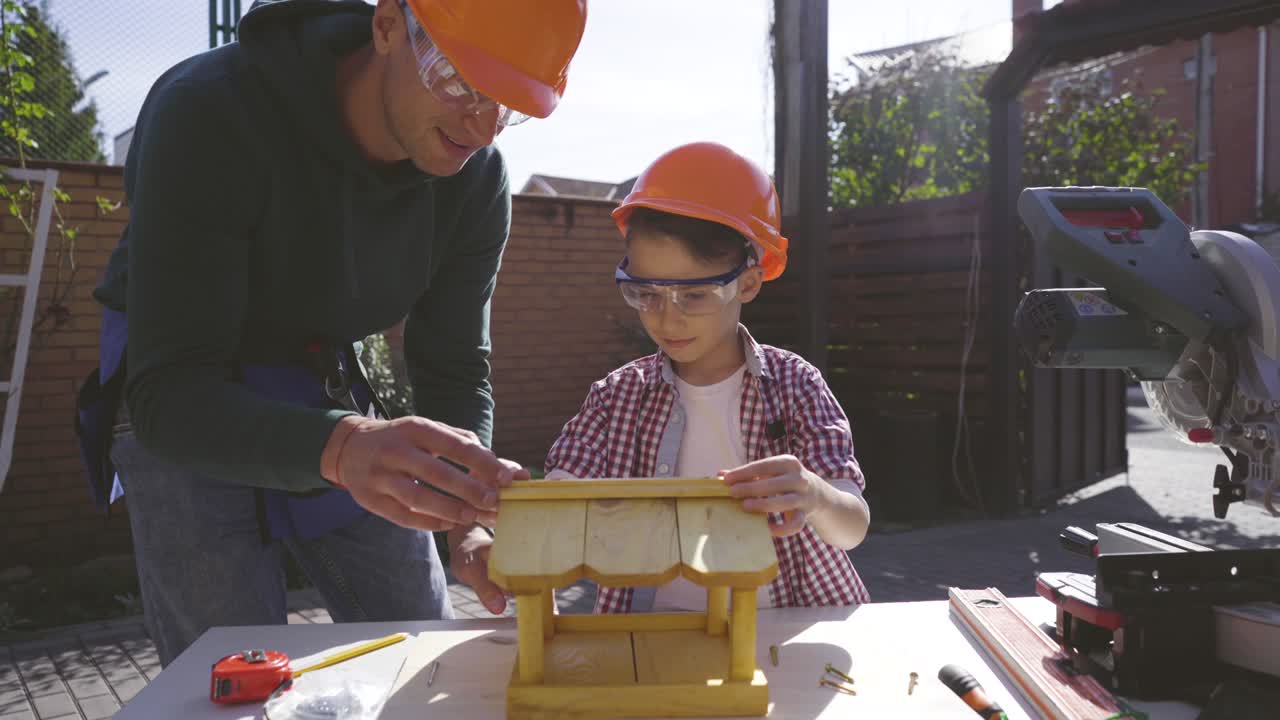 el padre enseñando a su hijo carpintería