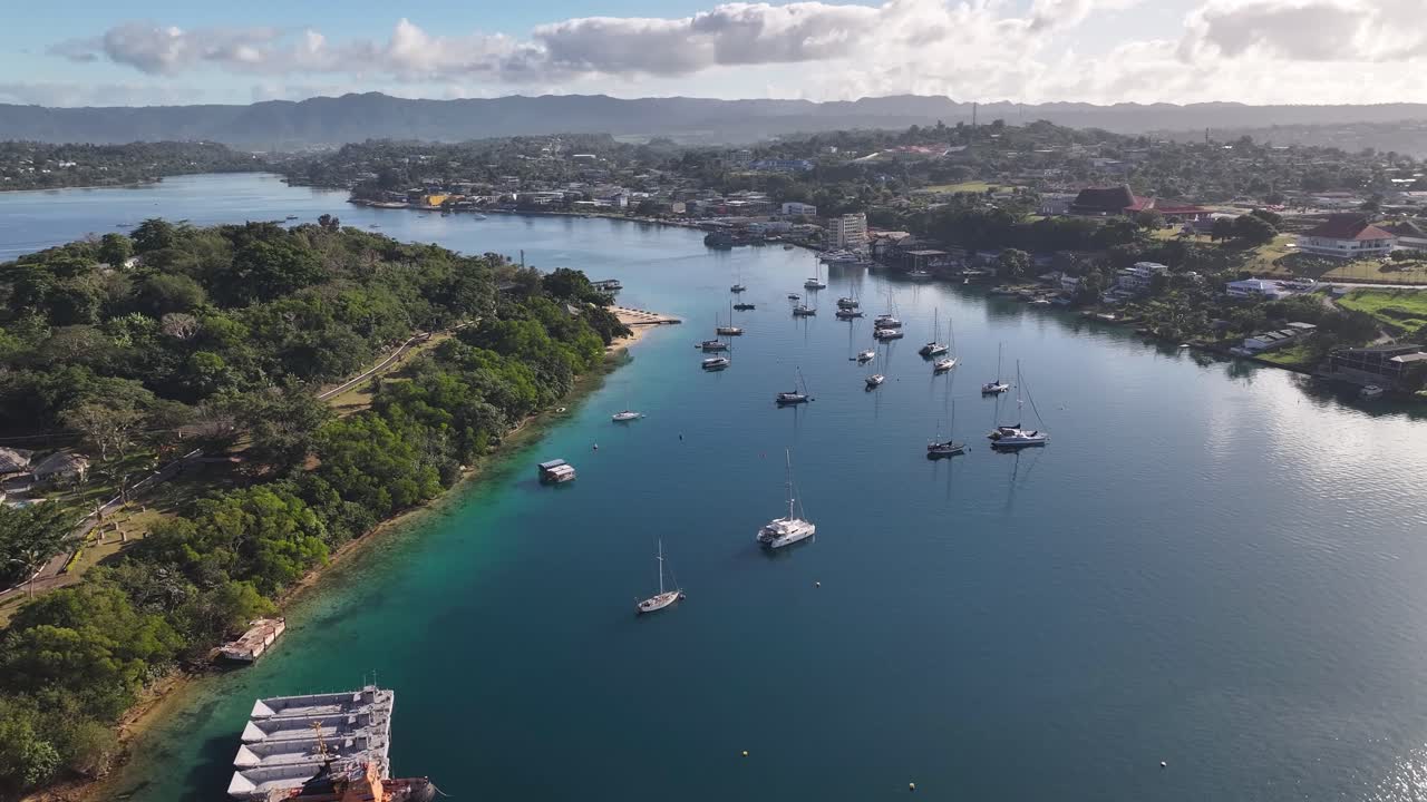 Port Vila, capitale di Vanuatu, e l'isola di Iririki con resort.