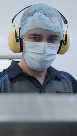 worker in ppe and mask