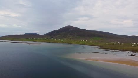 Mirando-Hacia-La-Montaña-Knocklattragh-Co-Mayo-Desde-La-Isla-Achill-Desde-Bleanaskill