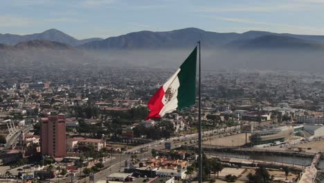 bandera mexicana ondeando sobre la ciudad de ensenada