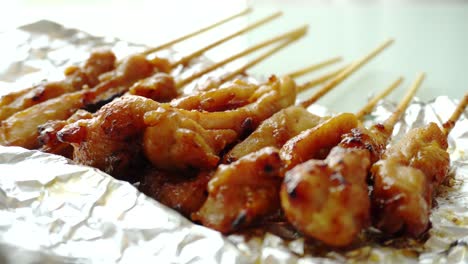 Hähnchen-Satay-Oder-Am-Spieß-Gegrilltes-Hähnchen